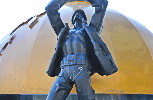 Памятник Первопроходцам Самотлора в Мегионе (ХМАО)Тюмень