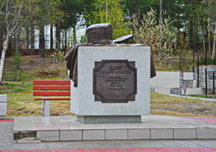 Памятник якобы «Бородинскому хлебу» в Ноябрьске (ЯНАО) Тюменской области.