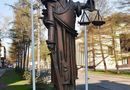 Скульптура "Весы" в Омске