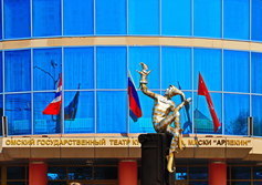 Арлекин - памятник и театр в Омске