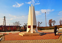 Мемориал Героев на улице Героев в Холмске Сахалинской области