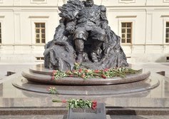 Памятник Александру III в Гатчине с фейсом хайпожора Васильева