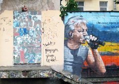 Граффити во дворе рок-магазина Castle Rock