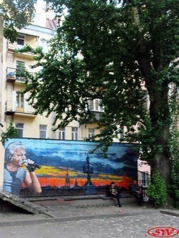 Граффити во дворе рок-магазина Castle Rock