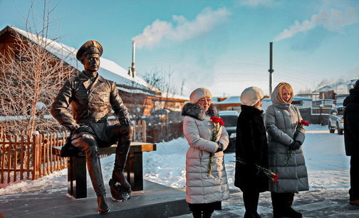 Сквер и памятник якутского революционера Степана Аржакова в Якутске