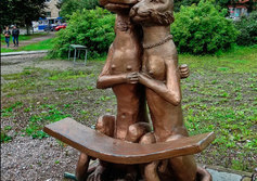 Скульптура-лавочка "Собака и кошка" в Сортавале