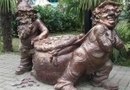 Скульптура Два гнома с мешком монет