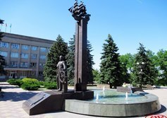 Памятник адмиралу М.П. Лазареву и кораблю "Азов"