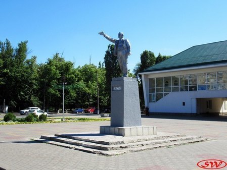 Памятник Ленину на площади Ленина в Азове