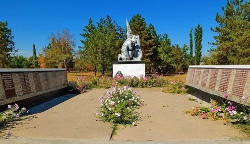 Мемориал погибшим воинам в селе Головатовка