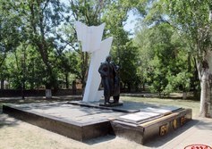 Памятник рабочим завода "Запчасть"
