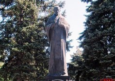 Памятник Николаю Чудотворцу в Никольском парке