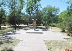 Памятник Х.-У. Д. Мамсурову в Аджимушкае