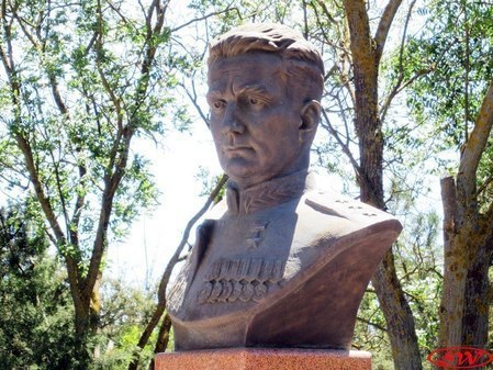 Памятник Х.-У. Д. Мамсурову в Аджимушкае