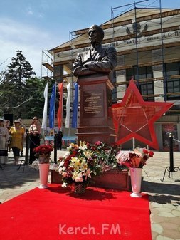 Бюст В.С. Ланового