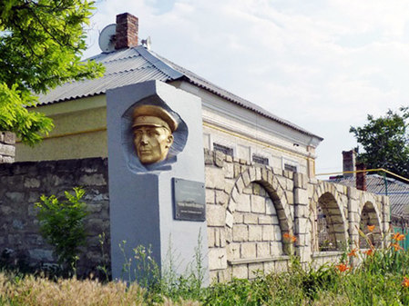 Памятный знак (указатель улицы) Н.М. Челову