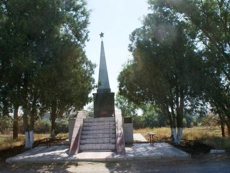 Памятный знак в честь воинов-односельчан в селе Заветное