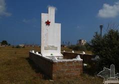 Братская могила и памятник воинам-односельчанам в с. Соляное