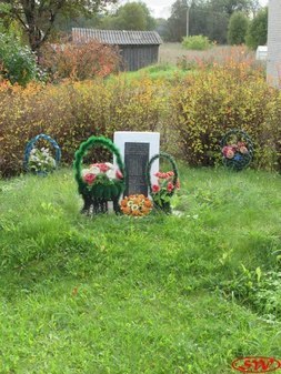 Памятник погибшим землякам в деревне Куты