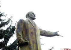 Памятник В.И. Ленину на месте колокольни Казанского собора в Вышнем Волочке