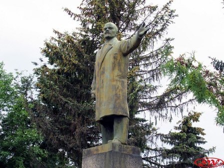 Памятник В.И. Ленину на месте колокольни Казанского собора в Вышнем Волочке