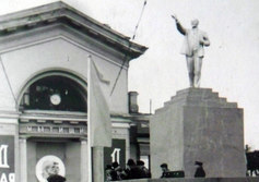 Памятник В.И. Ленину на Вокзальной площади в Мытищах