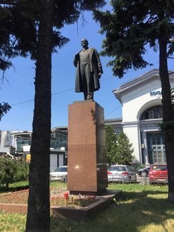 Памятник В.И. Ленину на Вокзальной площади в Мытищах