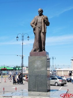 Памятник В. И. Ленину у Ярославского вокзала в Москве