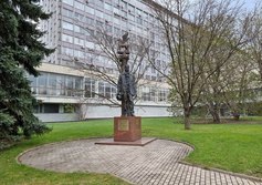 Памятник поэту Уолту Уитмену в Москве