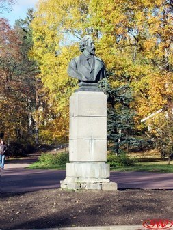 Бюст И.Е. Репина в Репино