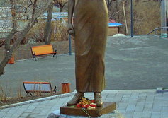 Памятник реальной жене пограничника - Катюше во Владивостоке