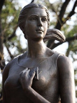 Памятник реальной жене пограничника - Катюше во Владивостоке
