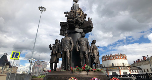 Монумент и памятники создателям Российских железных дорог на Комсомольской площади в Москве