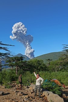 Мелкий, но активный вулкан Младший Брат на Итурупе в Сахалинской области