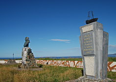 Мемориальный комплекс подвигу В.Беринга в селе Никольское на острове Беринга за открытие Командор