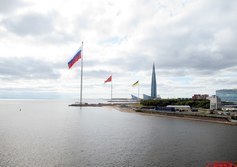 Флаг Российской Федерации в парке 300-летия Санкт-Петербурга
