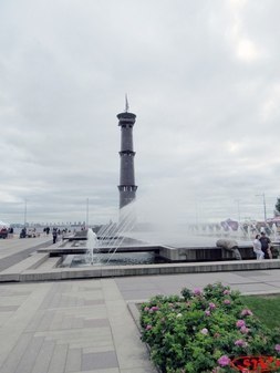 Колонна-маяк с фонтаном