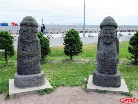Корейские каменные статуи "Дольхарбан"