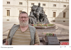 Памятник Александру III в Гатчине с фейсом хайпожора Васильева