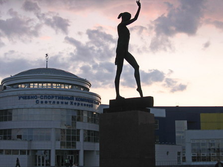 Прижизненный памятник гимнастке Светлане Хоркиной в Белгороде.
