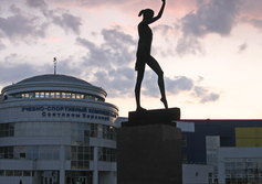 Прижизненный памятник гимнастке Светлане Хоркиной в Белгороде.