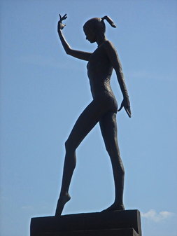 Прижизненный памятник гимнастке Светлане Хоркиной в Белгороде.