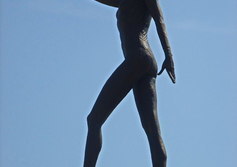 Прижизненный памятник гимнастке Светлане Хоркиной в Белгороде.