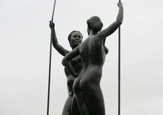 Памятники девушкам с вёслами в Москве