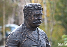 В центре Южно-Сахалинска, напротив СИЗО, установлен памятник Верещагину и Петрухе