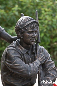 В центре Южно-Сахалинска, напротив СИЗО, установлен памятник Верещагину и Петрухе