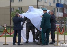 В центре Южно-Сахалинска, напротив СИЗО, установлен памятник Верещагину и Петрухе