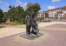 В центре Южно-Сахалинска, напротив СИЗО, установлен памятник Верещагину и Петрухе