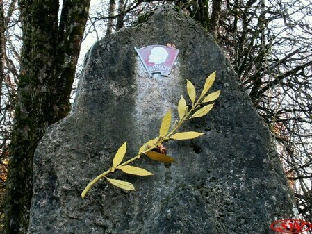 "Комсомольцам строителям города"