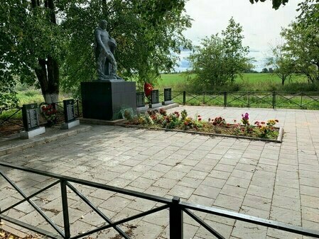 Братская могила советских воинов в Загорье